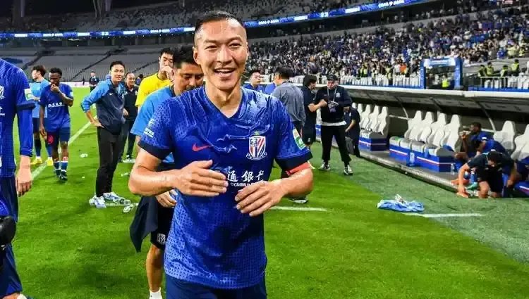 球员在比赛中表现出色，获得主教练的赞扬和肯定