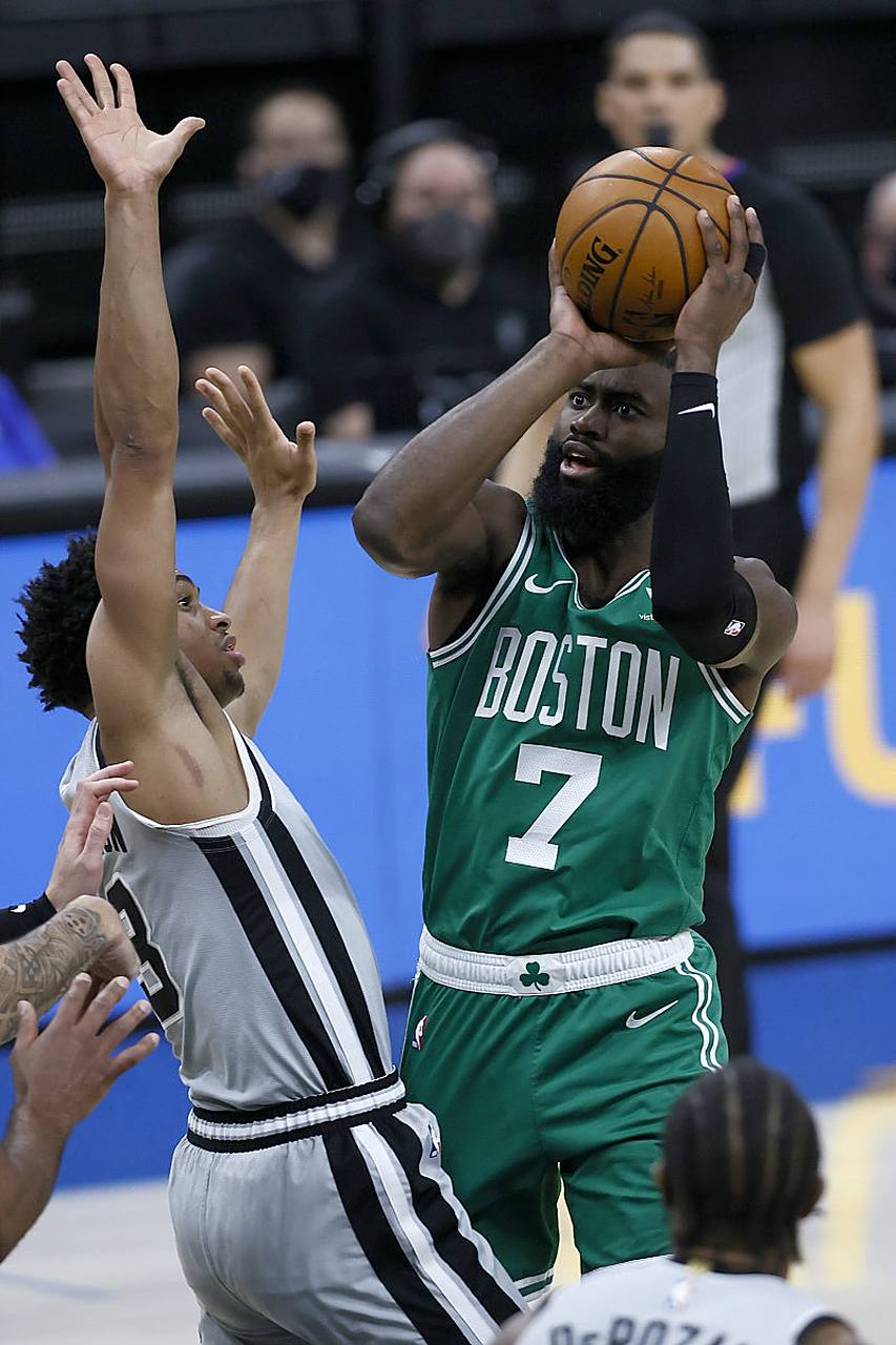 包含公牛客场大胜凯尔特人，取得两连胜的词条