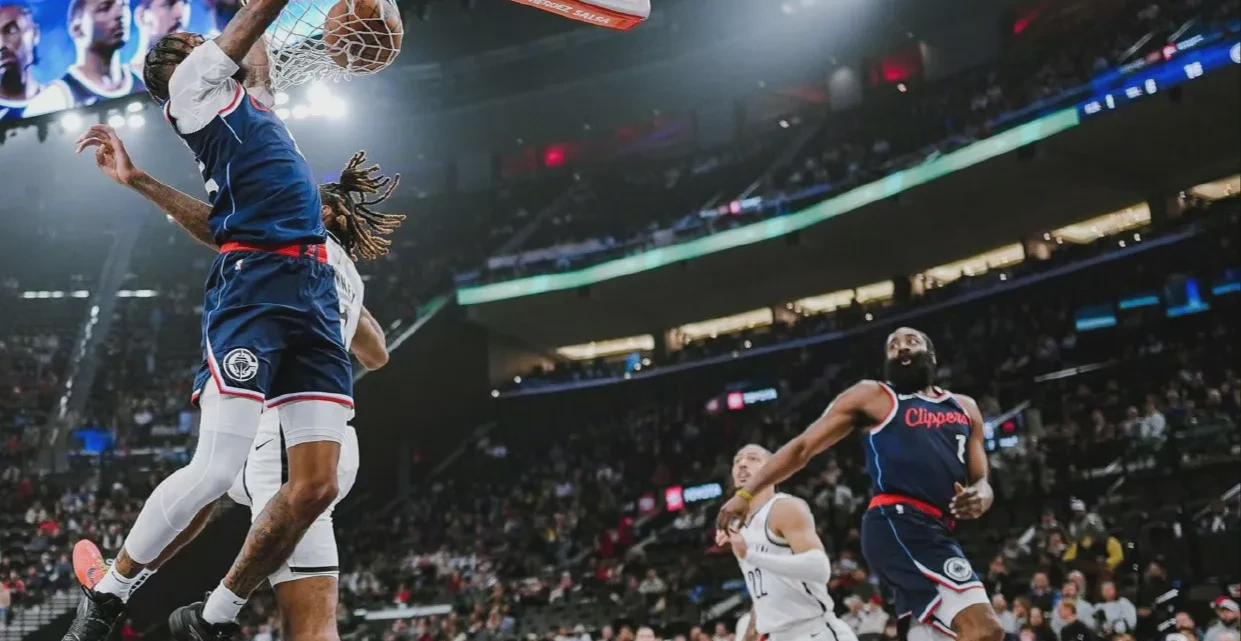 包含哥廷根球队调整战术阵容，备战更多比赛的词条