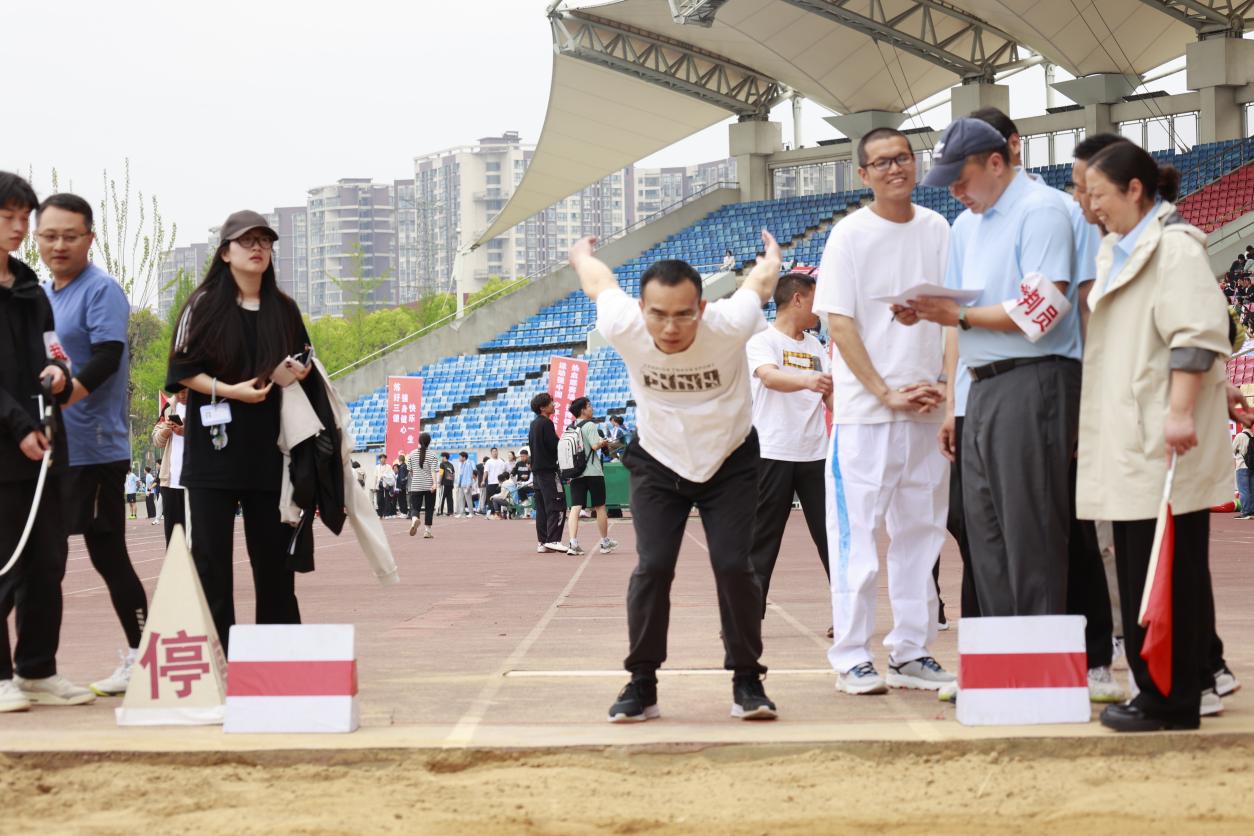 举重选手斗志昂扬奋勇争先展现拼搏精神