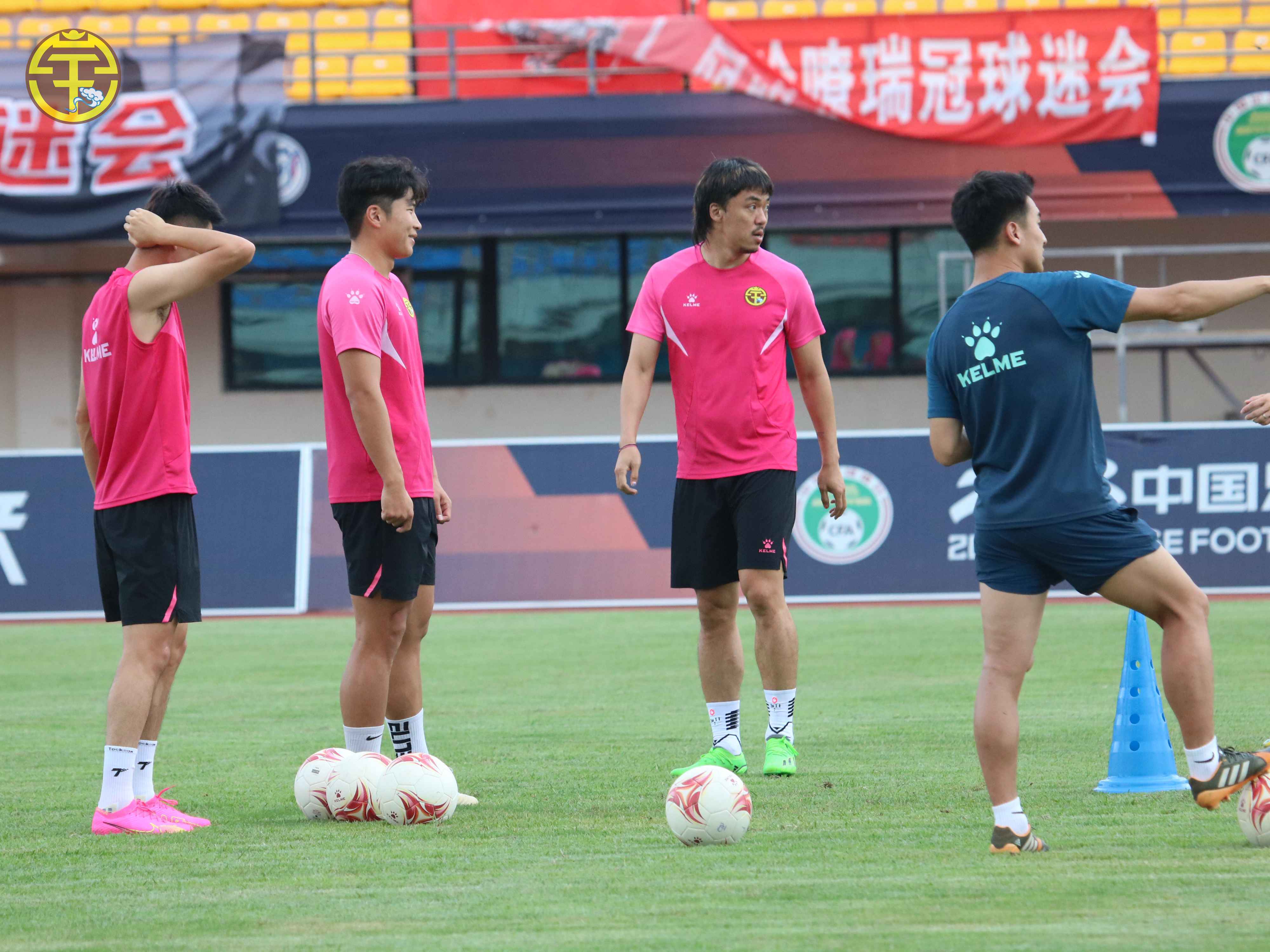 包含足球比赛现场爆发情绪激动的一幕！的词条