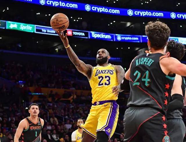 包含小牛队长生涯总得分突破，创历史纪录的词条