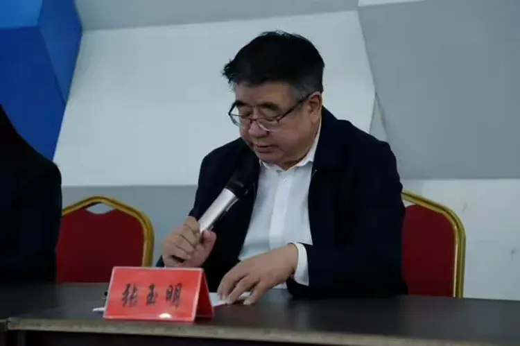 河北男篮队员团结一致，毅然取胜