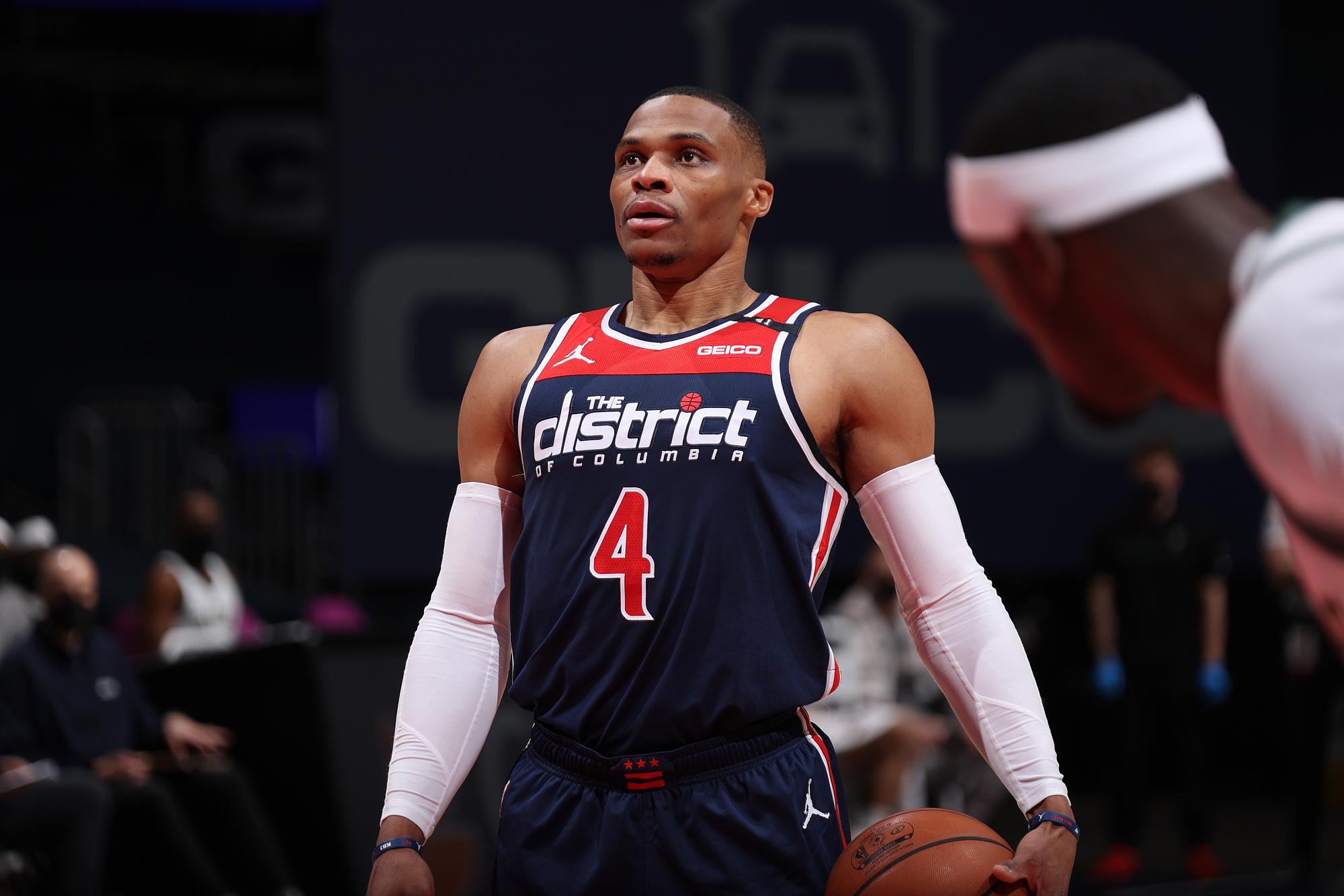 包含雄鹿逆转奇才，继续保持不败记录的词条