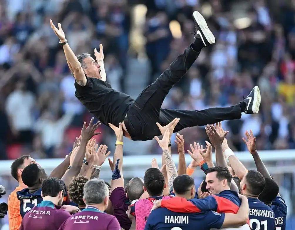 英格兰足球巨星在国际比赛中一枝独秀